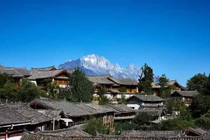 住宿选择松赞林寺一带与独克宗的接送不同