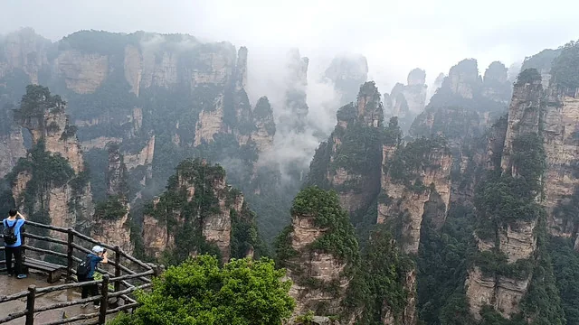 住宿与美食标志门旁的民宿体验