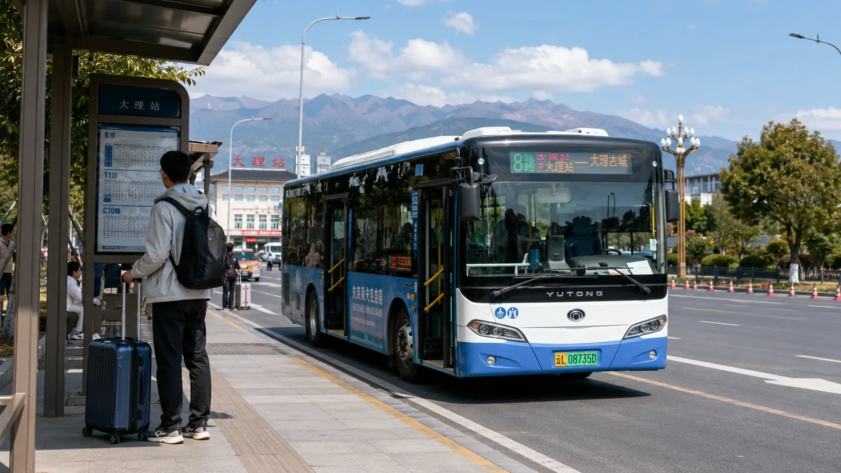 大理站公交站与前往大理古城方向的公交车