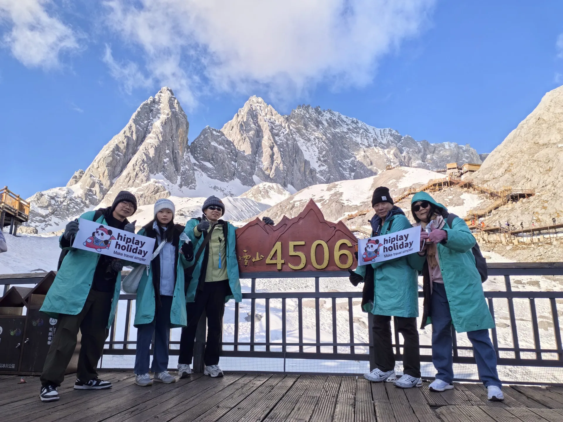 游客在雪山前合影