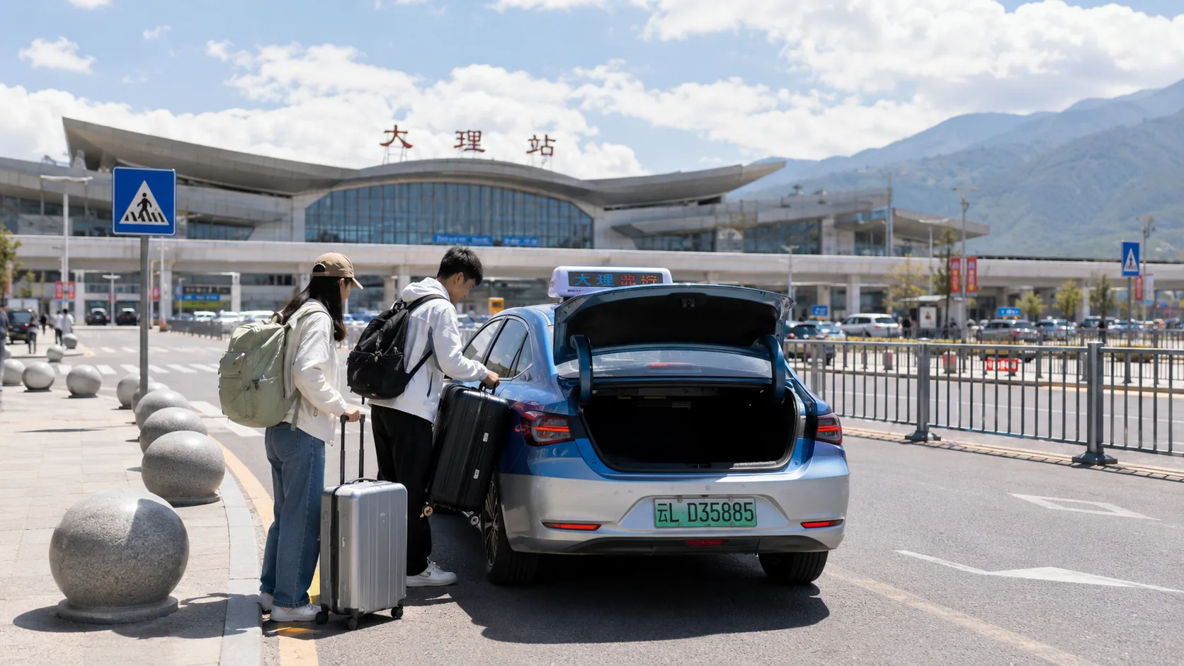 旅客在大理站乘坐出租车或网约车并装载行李