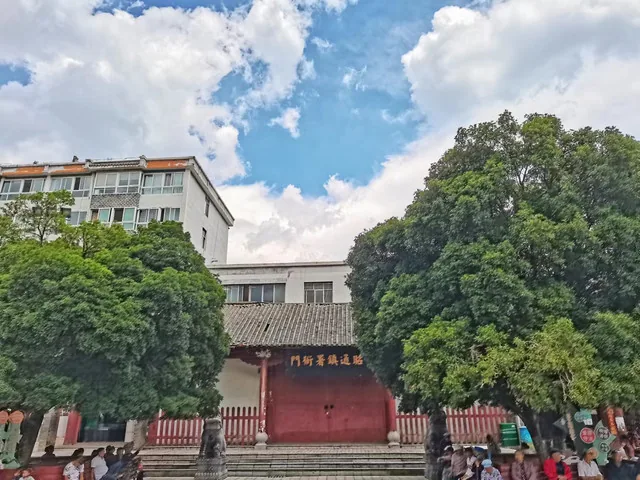 菌子下锅前先煮够十五分钟