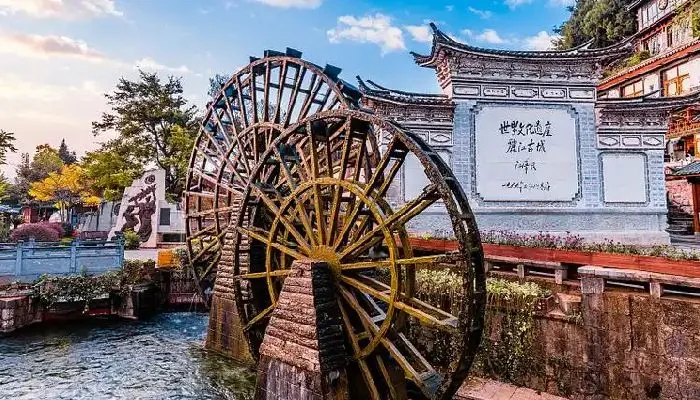 蓝月谷海拔降下来,颜色升上去