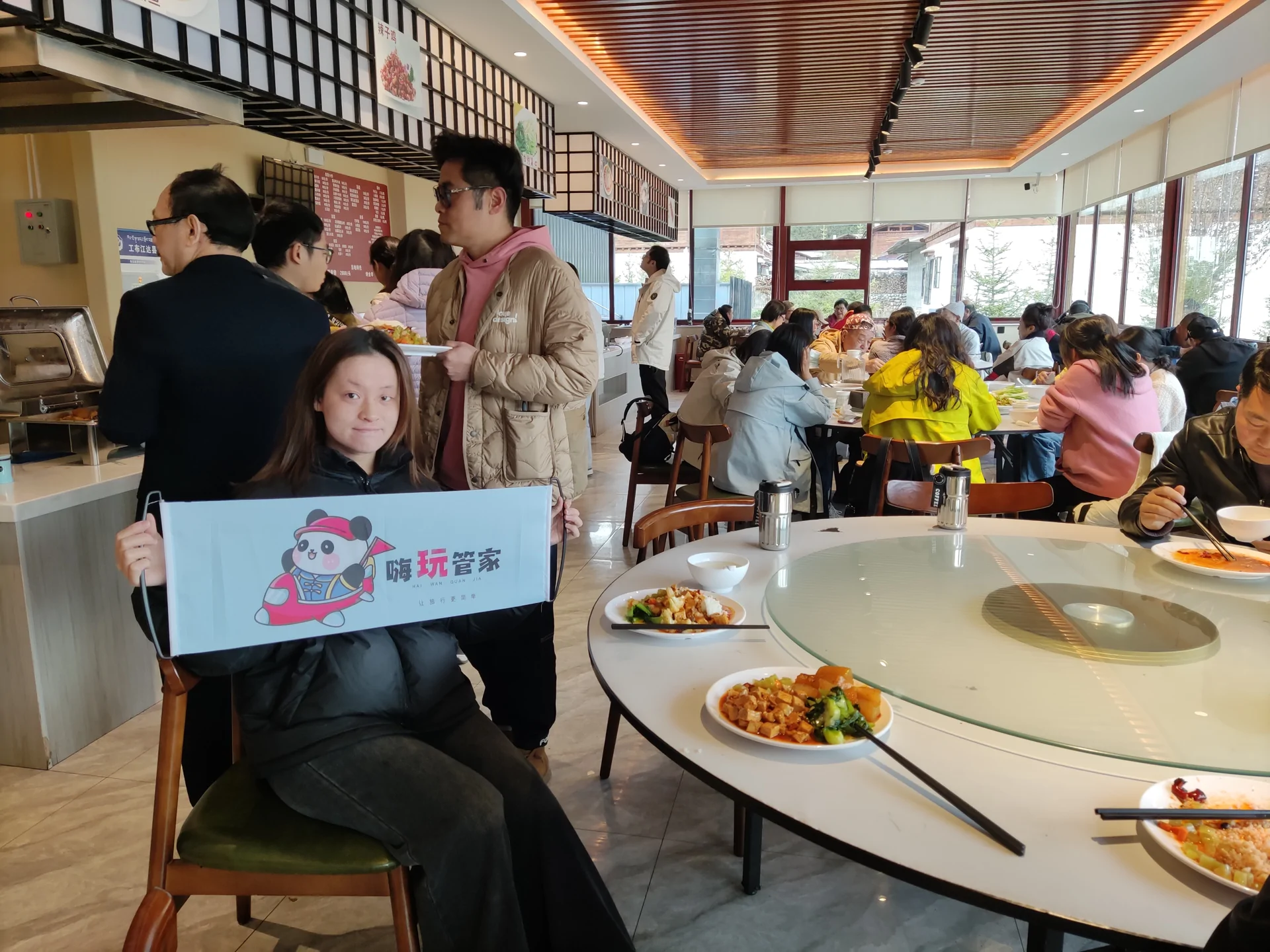 同行游客围桌用餐合影