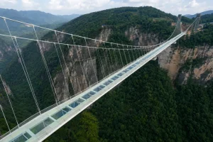张家界大峡谷玻璃桥横跨峡谷的全景